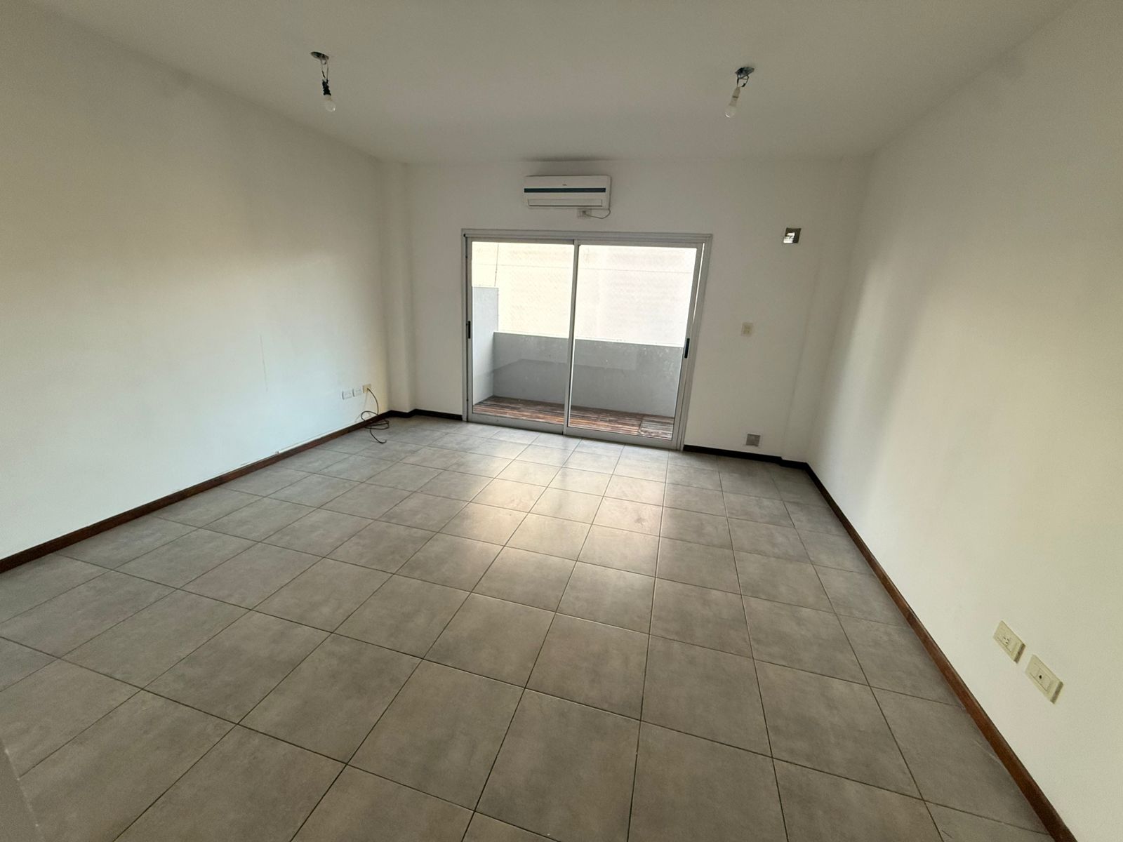 447 Avenida 44 e/ 8 y 9