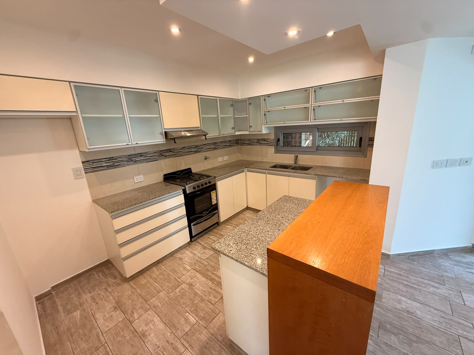 2315 23 Esquina 497
