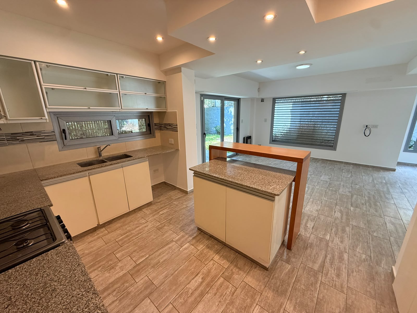 2316 23 Esquina 497